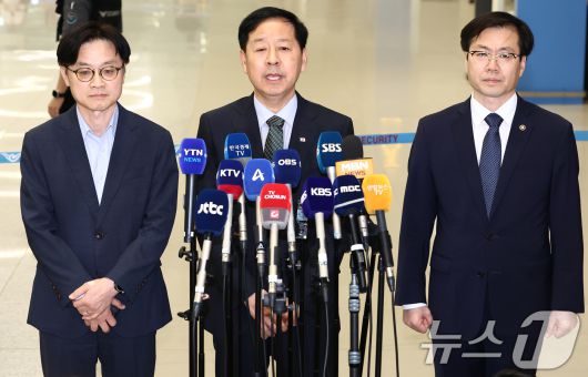 구윤철 경제부총리 겸 기획재정부 장관이 1일 오후 인천국제공항 제2터미널에서 한미 관세협상 관련 취재진 질의에 답변하고 있다. 왼쪽부터 김정관 산업통상자원부 장관, 구 부총리, 여한구 통상교섭본부장. 2025.8.1/뉴스1 ⓒ News1 김민지 기자