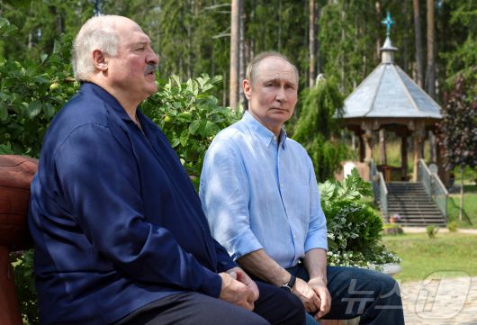 블라디미르 푸틴 러시아 대통령(사진 오른쪽)과 알렉산더 루카셴코 벨라루스 대통령이 1일(현지시간) 러시아 카렐리아 공화국에 있는 발람 수도원에서 만나 회담하고 있다. 2025.08.01 ⓒ 로이터=뉴스1 ⓒ News1 류정민 특파원