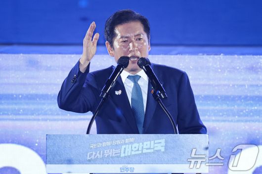 정청래 더불어민주당 신임 당대표가 2일 경기 고양시 킨텍스에서 열린 제2차 임시전국당원대회에서 당대표 수락 연설을 하고 있다. 2025.8.2/뉴스1 ⓒ News1 유승관 기자