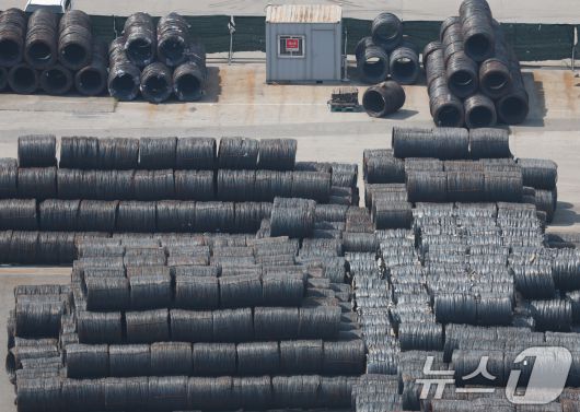 도널드 트럼프 미국 대통령이 한국 등 수십 개 국가들을 상대로 적용할 상호관세율을 수정한 행정명령에 서명했다고 백악관이 밝혔다. 변경된 상호관세율은 8월 7일 발효된다. 한국의 주력 수출품인 자동차 관세율은 15%로, 철강·알루미늄·구리는 기존 관세율(50%)를 유지하기로 했다. 사진은 1일 경기 평택시 포승읍 평택항에 철강 제품이 쌓여있는 모습. 2025.8.1/뉴스1 ⓒ News1 김영운 기자