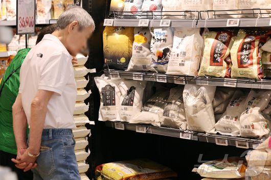 한미 상호 관세협상이 31일 타결됐다. 미국이 8월 1부터 부과하기로 한 상호관세 25%는 15%로 낮아지고 자동차 품목 관세는 15%로 결정됐으며, 쌀과 소고기는 식량 안보와 민감성을 감안해 추가 개방을 하지 않기로 했다는 내용이 골자다. 사진은 이날 서울 시내 한 대형마트에서 시민들이 진열된 쌀을 살펴보고 있다. 2025.7.31/뉴스1 ⓒ News1 김진환 기자