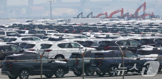 도널드 트럼프 미국 대통령이 한국 등 수십 개 국가들을 상대로 적용할 상호관세율을 수정한 행정명령에 서명했다고 백악관이 밝혔다. 변경된 상호관세율은 8월 7일 발효된다. 한국의 주력 수출품인 자동차 관세율은 15%로, 철강·알루미늄·구리는 기존 관세율(50%)를 유지하기로 했다. 사진은 1일 경기 평택시 포승읍 평택항에 수출용 차량이 세워져 있는 모습. 2025.8.1/뉴스1 ⓒ News1 김영운 기자