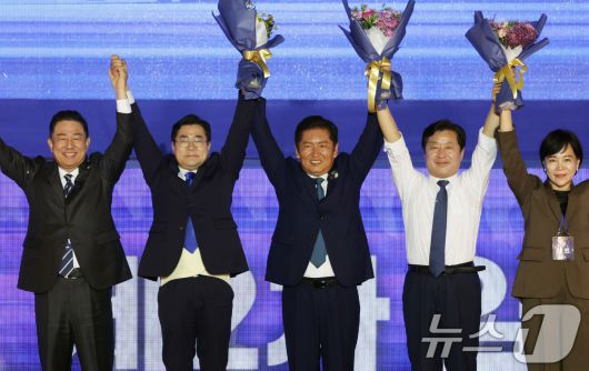 정청래 더불어민주당 신임 당대표(가운데)가 2일 경기 고양시 킨텍스에서 열린 제2차 임시전국당원대회에서 수락 연설을 하고 있다. 왼쪽부터 김병기 원내대표, 박찬대 후보, 정 대표, 황명선 신임 최고위원, 전현희 최고위원. (공동취재) 2025.8.2/뉴스1 ⓒ News1 유승관 기자