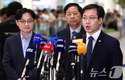여한구 통상교섭본부장(오른쪽)이 1일 오후 인천국제공항 제2터미널에서 한미 관세협상 관련 취재진 질의에 답변하고 있다. 왼쪽부터 김정관 산업통상자원부 장관, 구윤철 경제부총리 겸 기획재정부 장관, 여 본부장. 2025.8.1/뉴스1 ⓒ News1 김민지 기자