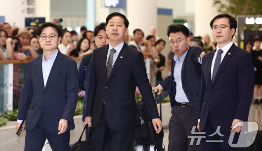 한미 관세협상을 마친 구윤철 경제부총리 겸 기획재정부 장관과 김정관 산업통상자원부 장관, 여한구 통상교섭본부장 등 통상 협상단이 1일 오후 인천공항 2터미널을 통해 귀국하고 있다. 2025.8.1/뉴스1 ⓒ News1 김민지 기자