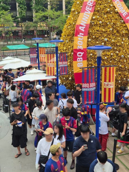 BBQ 빌리지 청계광장점에 1000여명의 팬이 방문했다.(제네시스BBQ 제공)