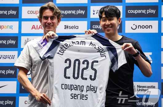 토마스 프랑크 토트넘 감독과 손흥민이 2일 서울 영등포구 IFC TWO The Forum에서 열린 2025 쿠팡플레이 시리즈 토트넘 프리 기자회견에서 기념촬영을 하고 있다. 2025.8.2/뉴스1 ⓒ News1 김도우 기자
