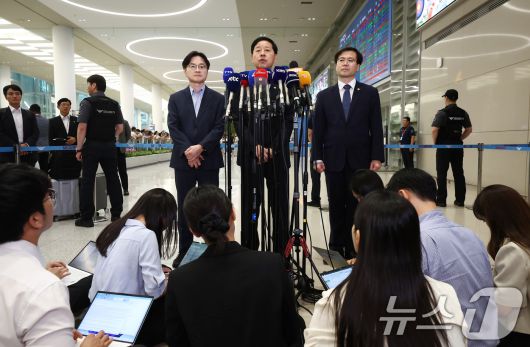 구윤철 경제부총리 겸 기획재정부 장관이 1일 오후 인천국제공항 제2터미널에서 한미 관세협상 관련 취재진 질의에 답변하고 있다. 왼쪽부터 김정관 산업통상자원부 장관, 구 부총리, 여한구 통상교섭본부장. 2025.8.1/뉴스1 ⓒ News1 김민지 기자