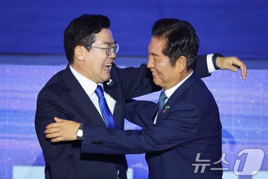 정청래 더불어민주당 신임 당대표와 박찬대 후보가 2일 경기 고양시 킨텍스에서 열린 제2차 임시전국당원대회에서 당선 발표 후 포옹하고 있다. 2025.8.2/뉴스1 ⓒ News1 유승관 기자