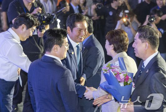 정청래 더불어민주당 신임 당대표가 2일 경기 고양시 킨텍스에서 열린 제2차 임시전국당원대회에서 당선 발표 후 의원들과 인사하고 있다. (공동취재) 2025.8.2/뉴스1 ⓒ News1 유승관 기자