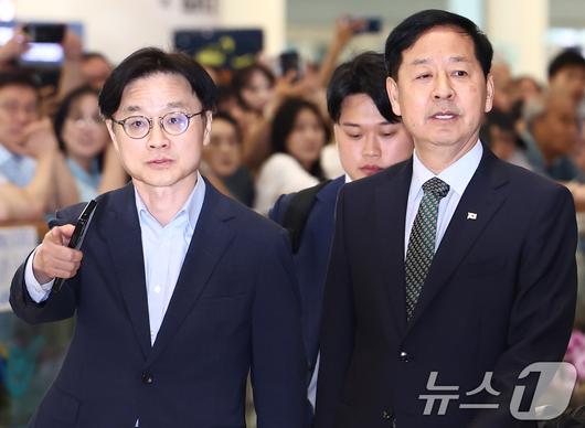 한미 관세협상을 마친 구윤철 경제부총리 겸 기획재정부 장관과 김정관 산업통상자원부 장관이 1일 오후 인천공항 2터미널을 통해 귀국하고 있다. 2025.8.1/뉴스1 ⓒ News1 김민지 기자