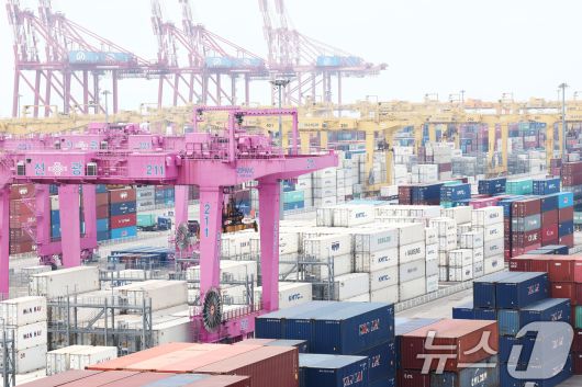 한국과 미국의 상호관세 협상이 15%로 타결됐다. 이는 미국이 기존에 예고한 25%에서 10% 낮아진 것으로, 한국의 주력 수출품인 자동차 관세율은 15%로, 철강·알루미늄·구리는 기존 관세율 50%를 유지하기로 했다. 국내 쌀·소고기 시장은 추가 개방하기 않기로 했다. 사진은 31일 인천신항 컨테이너 터미널에 수출입 컨테이너가 쌓여있는 모습. 2025.7.31/뉴스1 ⓒ News1 김민지 기자