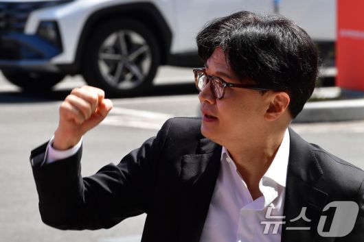 한동훈 국민의힘 대선경선 후보가 21일 오전 2025 APEC 정상회의가 열리는 경북 경주시 화백컨벤션센터를 방문한 자리에서 지지자들의 환호에 주먹을 불끈 쥐고 있다. 2025.4.21/뉴스1 ⓒ News1 최창호 기자