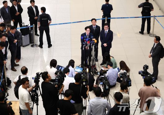 김정관 산업통상자원부 장관이 1일 오후 인천국제공항 제2터미널에서 한미 관세협상 관련 취재진 질의에 답변하고 있다. 2025.8.1/뉴스1 ⓒ News1 김민지 기자