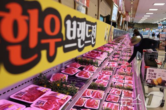 1일 서울 서초구 하나로마트 양재점을 찾은 시민들이 한우를 고르고 있다. 대한민국은 이번 미국과의 관세 협상에서 쌀·소고기 추가 개방 없이 상호관세를 25%에서 15%로 낮췄다. 2025.8.1/뉴스1 ⓒ News1 신웅수 기자