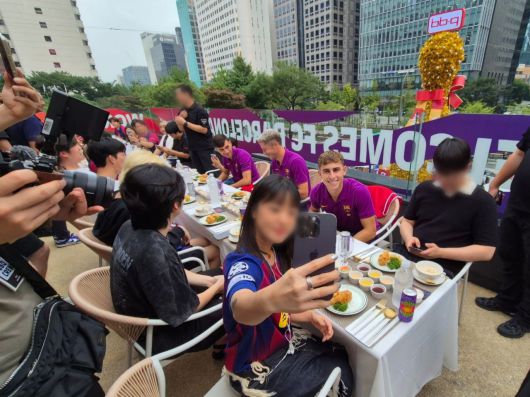 사인회 종료 후 선수단과 구단 관계자들에게는 BBQ 빌리지 청계광장점 루프탑에서 'BBQ 치마카세' 코스가 제공됐다.(제네시스BBQ 제공)