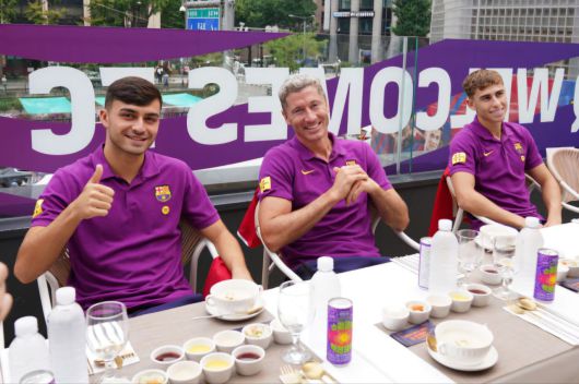 팬들과의 만남을 마친 뒤 (왼쪽부터)페드리,레반도프스키,페르민 선수가 루프탑에서 '치마카세'를 기다리고 있다.