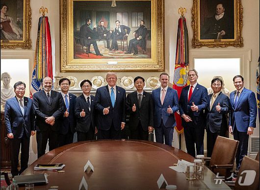 도너드 트럼프 미국 대통령이 지난 30일(현지시간) 워싱턴DC 백악관에서 구윤철 경제부총리 겸 기획재정부 장관 등 한국 정부 협상단과 무역합의를 타결한 후 기념촬영을 하고 있다. (백악관 X. 재판매 및 DB 금지) 2025.8.1/뉴스1