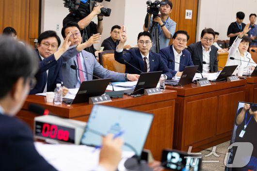 국회 법제사법위원회 국민의힘 의원들이 지난 1일 서울 여의도 국회에서 열린 제427회 국회(임시회) 법제사법위원회 제5차 전체회의에서 노란봉투법에 대한 토론을 신청하고 있다. 2025.8.1/뉴스1 ⓒ News1 유승관 기자