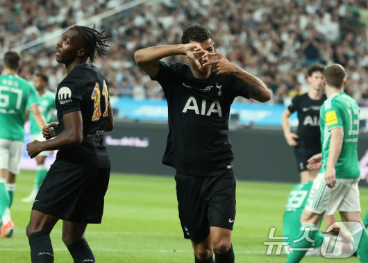 3일 오후 서울 마포구 서울월드컵경기장에서 열린 쿠팡플레이 시리즈 토트넘 홋스퍼와 뉴캐슬 유나이티드의 경기 전반전, 토트넘 존슨이 선제골을 넣은 뒤 손흥민의 시그니처 세리머니를 하고 있다. 2025.8.3/뉴스1 ⓒ News1 장수영 기자