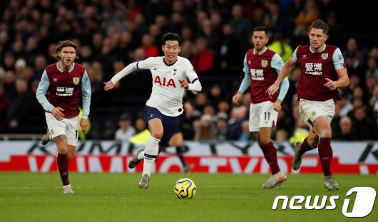 손흥민(토트넘 홋스퍼)이 8일 오전(한국시각) 영국 런던 토트넘 홋스퍼 스타디움에서 열린 토트넘과 번리와의 잉글랜드 프리미어리그(EPL) 16라운드 경기에서 드리블하고 있다. 이날 손흥민은 시즌 10호골을 기록하며 지난 2016-17시즌부터 4시즌 연속 두 자릿수 득점이라는 이정표를 세웠다. 더불어 리그 7호 도움으로 EPL 도움 랭킹 2위 자리도 지켰다. ⓒ 로이터=뉴스1