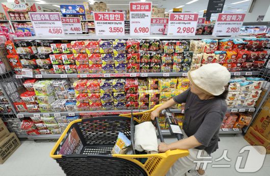 통계청에 따르면 6월 소비자물가지수는 전년 동월 대비 2.2% 상승했다.  서울의 한 대형마트. 2025.7.2/뉴스1 ⓒ News1 박지혜 기자