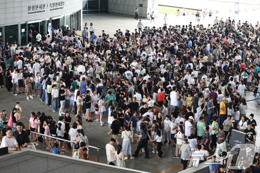 3일 오전 서울 용산구 국립중앙박물관 전시실 앞 광장이 입장을 대기하는 시민들로 북적이고 있다. 국립중앙박물관에 따르면 지난 7월 박물관 관람객 수는 69만 4552명으로, 지난해 같은 기간 33만 8868명과 비교해 2배 이상 늘어났다. 지난달까지 집계된 관람객 수는 345만 명으로, 현재 추세대로라면 연간 관람객은 400만명을 넘어 최다 기록을 경신할 것으로 보인다. 이같은 현상은 최근 '케이팝 데몬 헌터스'등 K콘텐츠의 흥행과 여름방학 시기가 맞물린 영향으로 풀이된다. 2025.8.3/뉴스1 ⓒ News1 민경석 기자