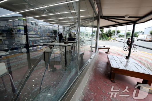 3일 오후 경북 영천시 금호읍 구암리 채신공단에 있는 한 화학물질 취급 공장에서 불이 나 공장 내부 폭발로 수백 미터 떨어진 편의점 유리창이 깨져 있다. 2025.8.3/뉴스1 ⓒ News1 공정식 기자