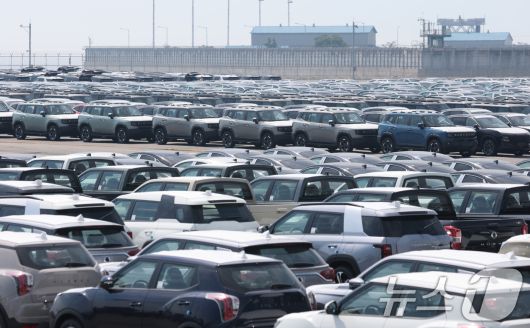 도널드 트럼프 미국 대통령이 한국 등 수십 개 국가들을 상대로 적용할 상호관세율을 수정한 행정명령에 서명했다고 백악관이 밝혔다. 변경된 상호관세율은 8월 7일 발효된다. 사진은 1일 경기 평택시 포승읍 평택항에 수출용 차량이 세워져 있는 모습. 2025.8.1/뉴스1 ⓒ News1 김영운 기자