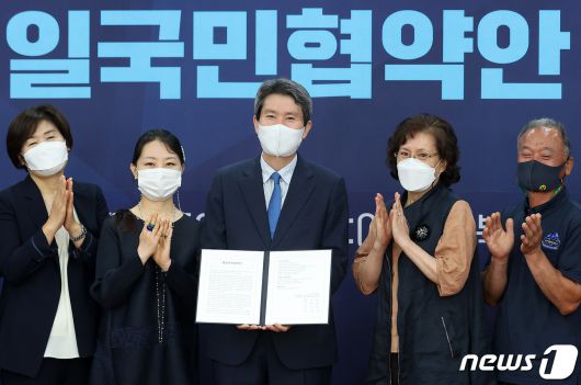 이인영 통일부 장관이 서울 종로구 남북회담본부에서 열린 국민이 함께 만든 통일국민협약안 전달식에 참석해 통일국민협약안을 전달 받은 후 참석자들과 기념촬영을 하고 있다. 2021.7.5/뉴스1 ⓒ News1 조태형 기자