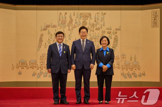 이재명 대통령이 23일 서울 용산 대통령실 청사에서 열린 임명장 및 위촉장 수여식에서 김성환 환경부 장관에게 임명장을 수여한 뒤 배우자와 함께 기념촬영을 하고 있다. (대통령실 제공. 재판매 및 DB 금지) 2025.7.23/뉴스1 ⓒ News1 허경 기자