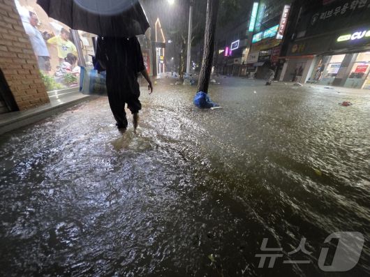 호우경보가 내린 3일 오후 광주 북구 운암동 일대 도로가 침수돼 성인 발목까지 잠겨있다. (광주 북구 제공. 재판매 및 DB 금지) 2025.8.3/뉴스1 ⓒ News1 박지현 기자