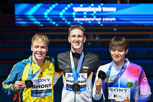 김우민(오른쪽)이 27일 열린 2025 싱가포르 세계수영선수권대회 남자 자유형 400m 결선에서 3분42초60의 기록으로 동메달을 획득했다. 루카스 메르텐스(가운데)가 금메달을 목에 걸었고, 새무얼 쇼트(왼쪽)가 은메달을 가져갔다. ⓒ AFP=뉴스1