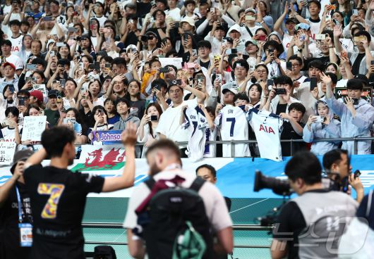 3일 오후 서울시 마포구 서울월드컵경기장에서 열린 쿠팡플레이 시리즈 토트넘 홋스퍼와 뉴캐슬 유나이티드의 경기에서 관중들이 사실상 토트넘 마지막 경기를 마친 손흥민을 바라보며 응원을 보내고 있다. 2025.8.3/뉴스1 ⓒ News1 김민지 기자