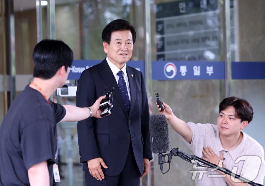 정동영 통일부 장관 후보자가 서울 종로구 남북관계관리단에 마련된 인사청문회 준비 사무실에 도착해 취재진 질문에 답하고 있다. 2025.6.24/뉴스1 ⓒ News1 박지혜 기자