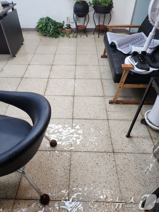 호우경보가 내린 3일 오후 광주 광산구 수완지구 한 사무실 바닥에 물이 차 있다. (독자 제공. 재판매 및 DB 금지) 2025.8.3/뉴스1 ⓒ