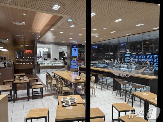 5일 오후 서울 중구 신세계백화점 본점 지하의 한 카페에서 손님들이 대피하느라 테이블 곳곳에 마시다 남은 커피잔들이 놓여있는 모습.