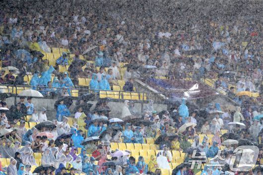 4일 오후 대구 수성구 대구스타디움에서 열린 '2025 FC바르셀로나 아시아투어' 대구FC와 FC바르셀로나의 경기, 후반전 폭우가 쏟아지는 가운데 축구팬들이 관중석을 지키고 있다. 2025.8.4/뉴스1 ⓒ News1 공정식 기자