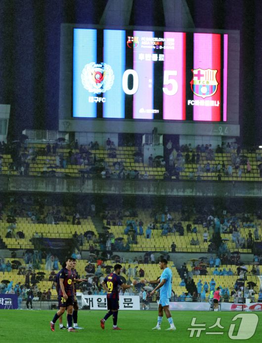 4일 오후 대구 수성구 대구스타디움에서 열린 '2025 FC바르셀로나 아시아투어' 대구FC와 FC바르셀로나의 경기에서 양팀 선수들이 경기가 끝난 뒤 인사 나누고 있다. 이날 경기는 FC바르셀로나가 대구FC를 5대 0으로 꺾었다. 2025.8.4/뉴스1 ⓒ News1 구윤성 기자