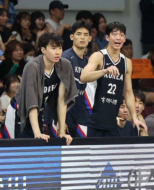 13일 오후 경기도 안양 정관장 체육관에서 열린 하나은행 초청 2025 남자농구 국가대표 평가전 대한민국과 일본의 경기에서 대한민국 이현중과 여준석이 4쿼터 경기를 지켜보고 있다. 2025.7.13/뉴스1 ⓒ News1 김진환 기자