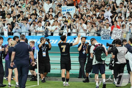 3일 오후 서울시 마포구 서울월드컵경기장에서 열린 쿠팡플레이 시리즈 토트넘 홋스퍼와 뉴캐슬 유나이티드의 경기를 마친 손흥민이 팬들에게 인사하며 그라운드를 돌고 있다. 2025.8.3/뉴스1 ⓒ News1 장수영 기자