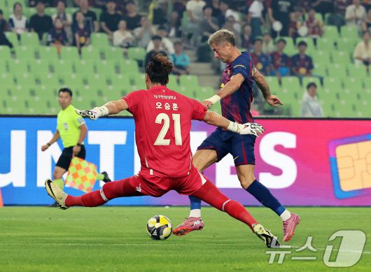 4일 오후 대구 수성구 대구스타디움에서 열린 '2025 FC바르셀로나 아시아투어' 대구FC와 FC바르셀로나의 경기에서 전반 FC바르셀로나 레반도프스키가 드리블 돌파를 하고 있다. 2025.8.4/뉴스1 ⓒ News1 구윤성 기자