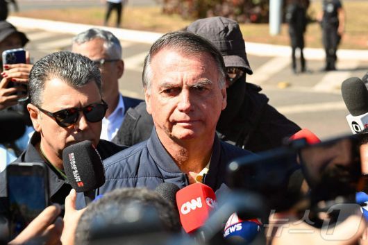 18일(현지시간) 브라질 브라질리아에서 자이르 보우소나루 전 브라질 대통령이 전자 발찌를 착용한 뒤 취재진의 질문을 받고 있다. 2025.07.18. ⓒ AFP=뉴스1 ⓒ News1 윤다정 기자