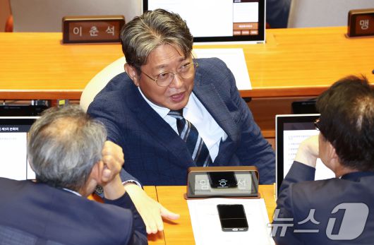법제사법위원장 보궐선거에 나선 이춘석 더불어민주당 의원이 27일 오후 서울 여의도 국회에서 열린 본회의에서 동료 의원들과 대화하고 있다. 2025.6.27/뉴스1 ⓒ News1 김민지 기자