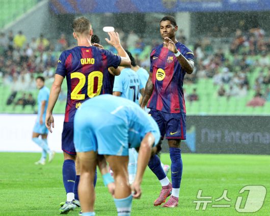 4일 오후 대구 수성구 대구스타디움에서 열린 '2025 FC바르셀로나 아시아투어' 대구FC와 FC바르셀로나의 경기에서 후반 FC바르셀로나 마커스 래시포드가 팀의 다섯번째 골을 넣은 뒤 올모와 기쁨을 나누고 있다. 2025.8.4/뉴스1 ⓒ News1 구윤성 기자