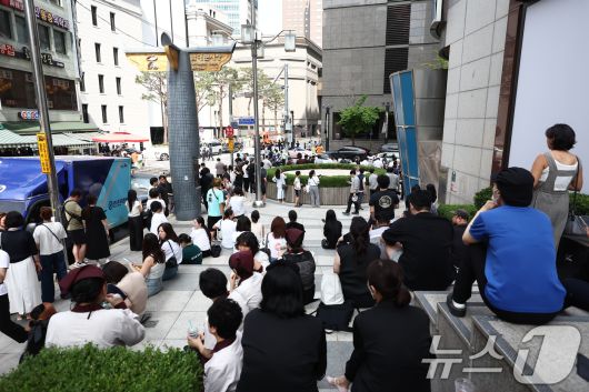 5일 오후 서울 신세계백화점 본점에서 한 인터넷 커뮤니티에 해당 백화점 내부에 폭발물을 설치했다는 협박글이 올라와 이용객들이 대피해 있다. 2025.8.5/뉴스1 ⓒ News1 김민지 기자