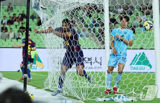 4일 오후 대구 수성구 대구스타디움에서 열린 '2025 FC바르셀로나 아시아투어' 대구FC와 FC바르셀로나의 경기에서 전반 FC바르셀로나 로널드 아라우호가 가비의 도움을 받아 팀의 세번째 골을 넣고 있다. 2025.8.4/뉴스1 ⓒ News1 구윤성 기자