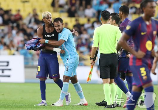 4일 오후 대구 수성구 대구스타디움에서 열린 '2025 FC바르셀로나 아시아투어' 대구FC와 FC바르셀로나의 경기, 전반전 종료 후 바르셀로나 야말이 대구FC 지오바니에게 유니폼을 벗어준 뒤 포옹하고 있다. 2025.8.4/뉴스1 ⓒ News1 공정식 기자