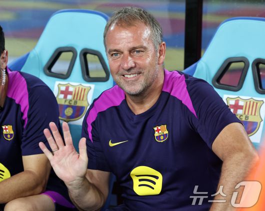 4일 오후 대구 수성구 대구스타디움에서 열린 '2025 FC바르셀로나 아시아투어' 대구FC와 FC바르셀로나의 경기에서 한지 플릭 FC바르셀로나 감독이 인사하고 있다. 2025.8.4/뉴스1 ⓒ News1 구윤성 기자