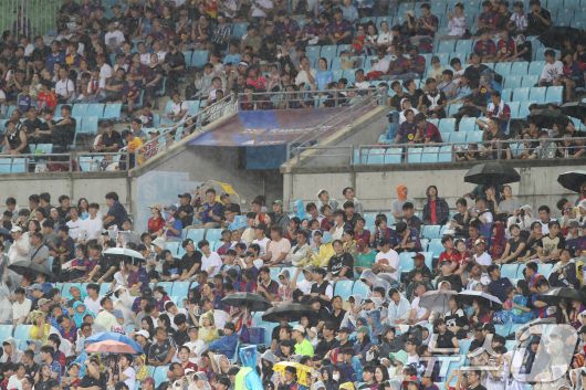 4일 오후 대구 수성구 대구스타디움에서 열린 '2025 FC바르셀로나 아시아투어' 대구FC와 FC바르셀로나의 경기, 비가 내리는 가운데 경기장을 찾은 축구팬들이 양팀의 경기를 지켜보고 있다. 2025.8.4/뉴스1 ⓒ News1 공정식 기자